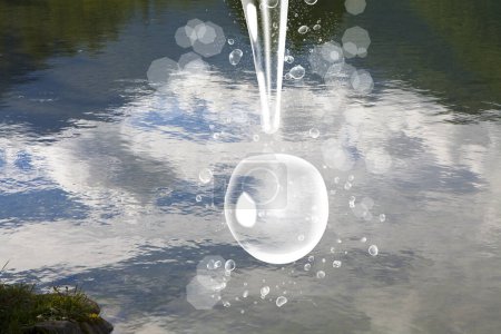 Téléchargez les photos : Grande bulle flottant sur un lac avec des gouttelettes d'eau - en image libre de droit