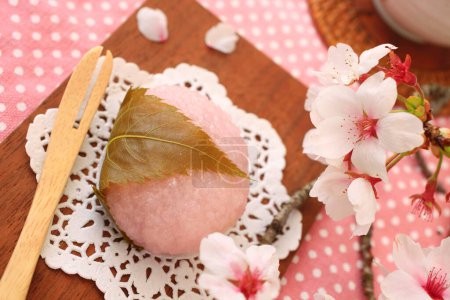 Téléchargez les photos : Dessert traditionnel japonais, gâteau de riz cerisier - en image libre de droit