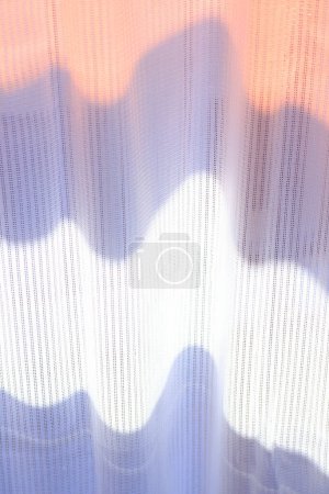 Foto de Rayo de luz solar a través de cortina transparente en ventana - Imagen libre de derechos