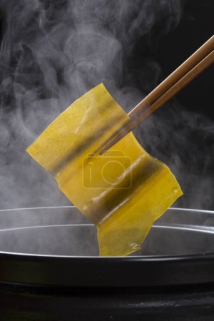 Téléchargez les photos : Morceau de konbu (algues laminaires) cuit dans un wok - en image libre de droit