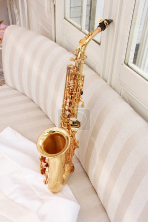Téléchargez les photos : Gros plan du saxophone sur fond clair, instrument de musique - en image libre de droit