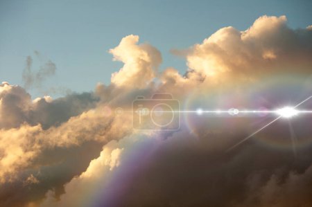 Téléchargez les photos : Lumière dans le ciel avec des nuages - en image libre de droit