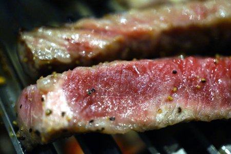 Téléchargez les photos : Steaks de bœuf sont cuits sur le gril. - en image libre de droit