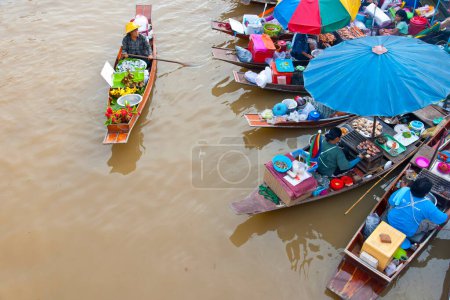Foto de Comerciantes barcos en un mercado flotante en Amphawa, Tailandia. Mercados flotantes uno de los principales destinos turísticos culturales de Asia - Imagen libre de derechos