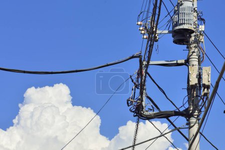 Téléchargez les photos : Ligne électrique haute tension - en image libre de droit