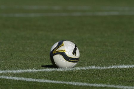 Foto de Balón de fútbol sobre hierba verde en el estadio de fútbol - Imagen libre de derechos