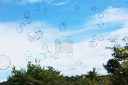 Téléchargez les photos : Beaucoup de bulles de savon sur fond de ciel - en image libre de droit