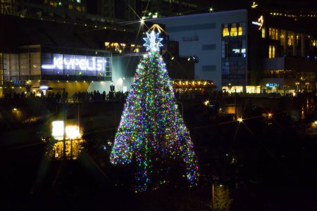 Téléchargez les photos : Arbre de Noël avec lumières dans le centre-ville - en image libre de droit