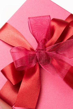 Foto de Una caja de regalo rosa con una cinta roja - Imagen libre de derechos