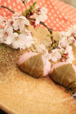 Téléchargez les photos : Dessert traditionnel japonais, gâteaux de riz cerisier - en image libre de droit