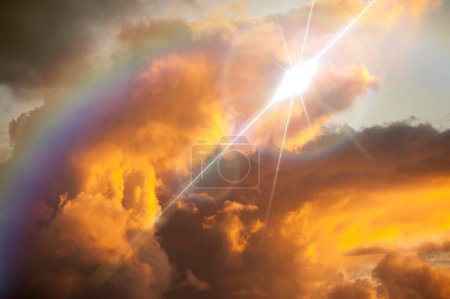 Téléchargez les photos : Un arc-en-ciel apparaît sur le ciel - en image libre de droit