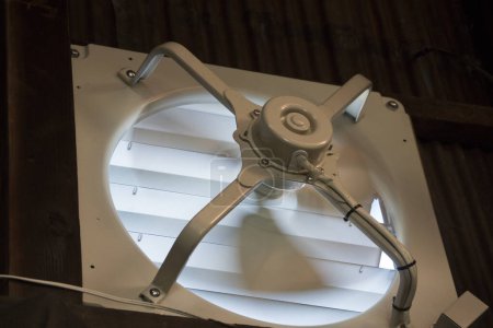 Téléchargez les photos : Système de climatisation au plafond dans la maison moderne. - en image libre de droit