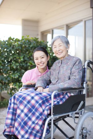 Téléchargez les photos : Japonais femme aidante aidant âgés asiatique femme sur fauteuil roulant - en image libre de droit