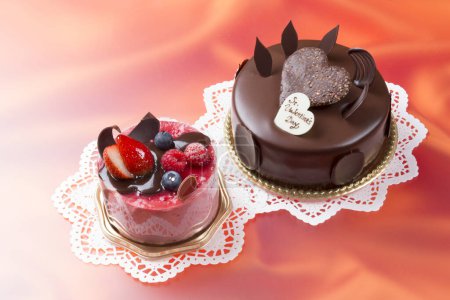 Téléchargez les photos : Gâteau au chocolat avec une décoration en forme de coeur sur le dessus - en image libre de droit