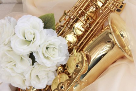 Téléchargez les photos : Gros plan de saxophone et roses blanches, belle composition - en image libre de droit