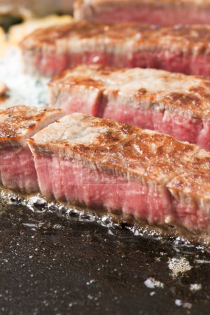 Téléchargez les photos : Steaks cuits dans une poêle - en image libre de droit