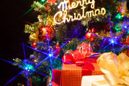 Foto de Un árbol de Navidad con regalos - Imagen libre de derechos