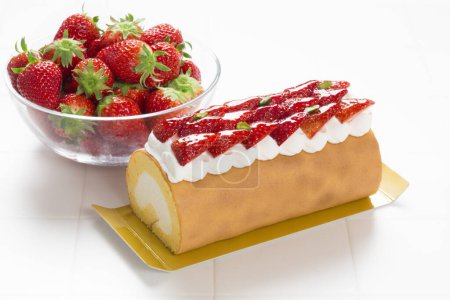 Foto de Torta rollo con fresas y crema en la parte superior - Imagen libre de derechos