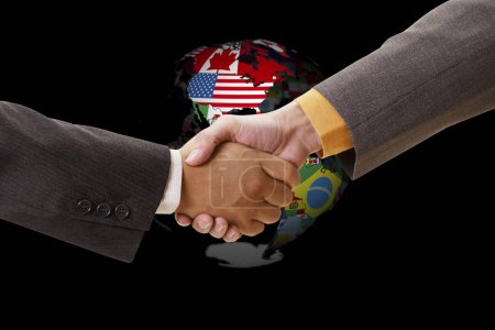 Téléchargez les photos : Deux hommes serrant la main sur un globe avec un drapeau - en image libre de droit
