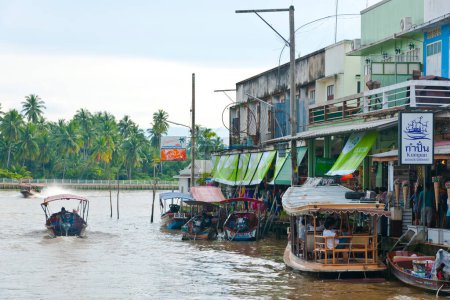 Téléchargez les photos : Commerçants bateaux dans un marché flottant à Amphawa, Thaïlande. Marchés flottants l'une des principales destinations touristiques culturelles en Asie - en image libre de droit