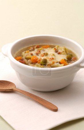 Foto de Tazón con sabrosa sopa y verduras sobre fondo blanco - Imagen libre de derechos