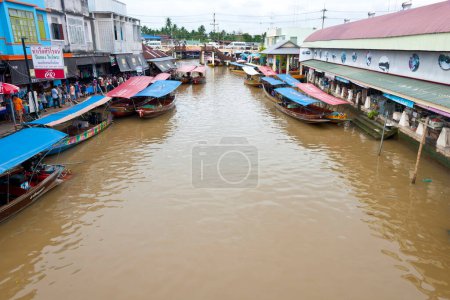 Téléchargez les photos : Commerçants bateaux dans un marché flottant à Amphawa, Thaïlande. Marchés flottants l'une des principales destinations touristiques culturelles en Asie - en image libre de droit