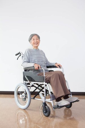 Téléchargez les photos : Sourire vieille asiatique femme assise en fauteuil roulant à l'hôpital - en image libre de droit
