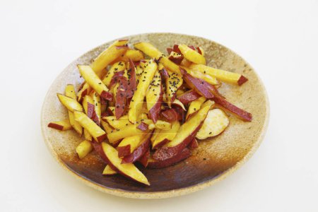 Téléchargez les photos : Gros plan d'assiette avec des frites - en image libre de droit