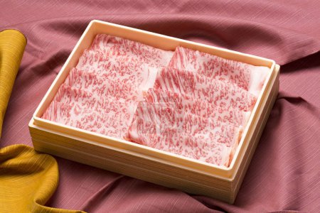 Foto de Caja de carne cruda en rodajas en la mesa - Imagen libre de derechos