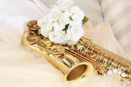 Foto de Primer plano de saxofón y rosas blancas, hermosa composición - Imagen libre de derechos