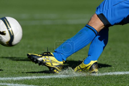 Foto de Sección recortada de hombres jugando al fútbol, piernas masculinas en uniforme de fútbol, primer plano - Imagen libre de derechos