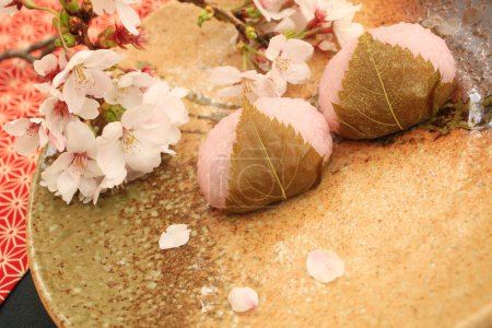 Téléchargez les photos : Dessert traditionnel japonais, gâteaux de riz cerisier - en image libre de droit