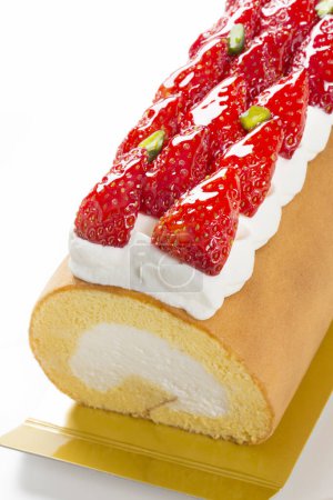Téléchargez les photos : Gâteau roulé avec des fraises et de la crème sur le dessus - en image libre de droit