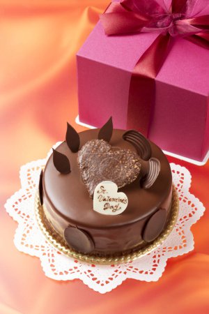 Foto de Pastel de chocolate con una decoración en forma de corazón en la parte superior - Imagen libre de derechos
