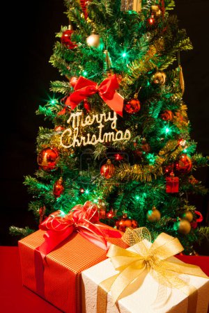 Téléchargez les photos : Un arbre de Noël avec des cadeaux - en image libre de droit