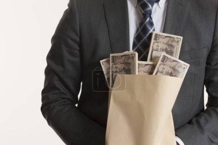 Foto de Manos de hombre sosteniendo dinero japonés, billetes de yen - Imagen libre de derechos