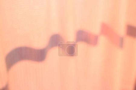 Foto de Rayo de luz solar a través de cortina transparente en ventana - Imagen libre de derechos
