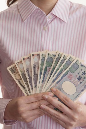 Foto de Manos femeninas sosteniendo dinero japonés, billetes de yen - Imagen libre de derechos