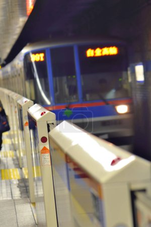Foto de Tren subterráneo con puertas en una estación - Imagen libre de derechos