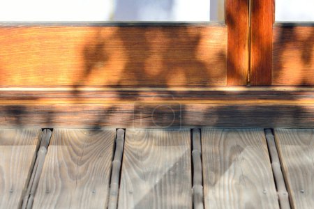 Téléchargez les photos : Vieilles fenêtres en bois de la maison japonaise - en image libre de droit