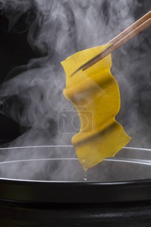 Téléchargez les photos : Morceau de konbu (algues laminaires) cuit dans un wok - en image libre de droit