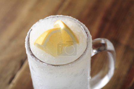Foto de Limonada fría y cubitos de hielo y limones - Imagen libre de derechos