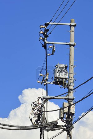 Foto de Poste eléctrico con cielo azul - Imagen libre de derechos