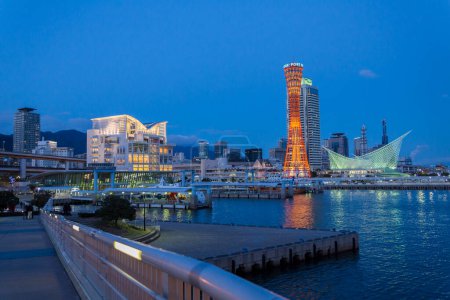 Téléchargez les photos : Vue panoramique de l'architecture de la ville illuminée de Kobe, Japon - en image libre de droit