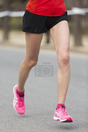 Foto de Vista recortada del corredor compitiendo en una carrera - Imagen libre de derechos