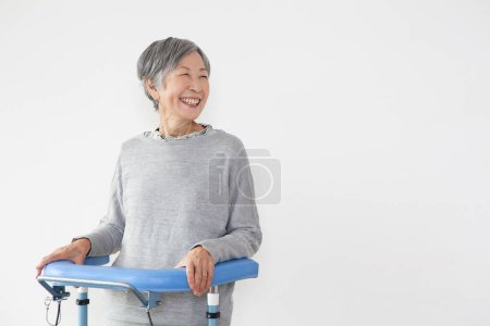 Téléchargez les photos : Sourire senior asiatique femme avec walker - en image libre de droit