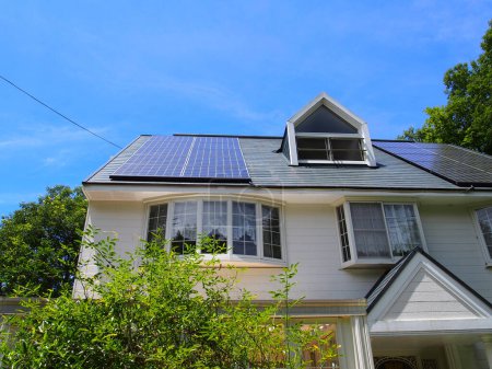 Foto de Los paneles solares sobre el techo de la casa
. - Imagen libre de derechos