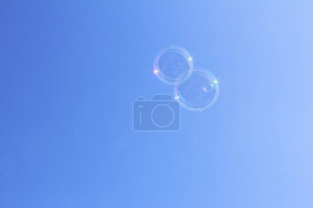 Téléchargez les photos : Bulles de savon dans le ciel bleu - en image libre de droit