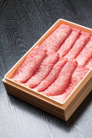 Téléchargez les photos : Boîte de viande tranchée crue sur la table - en image libre de droit