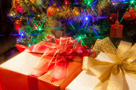 Téléchargez les photos : Un arbre de Noël avec des cadeaux - en image libre de droit